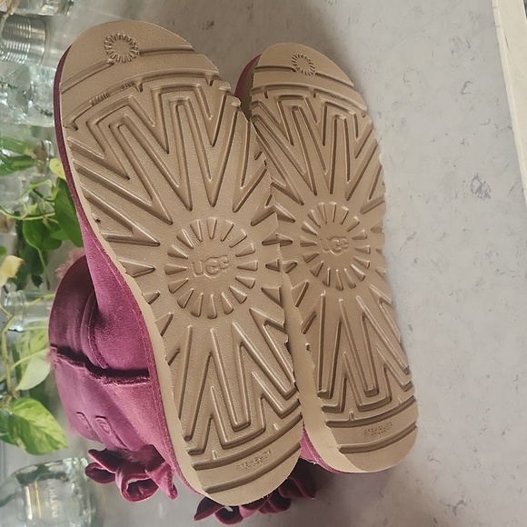UGGS bows - Picture 5 of 8